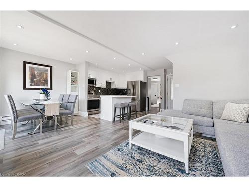 2152 Pelee Boulevard, Oakville, ON - Indoor Photo Showing Living Room