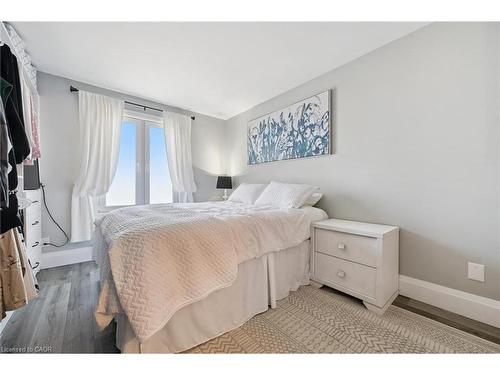 2152 Pelee Boulevard, Oakville, ON - Indoor Photo Showing Bedroom