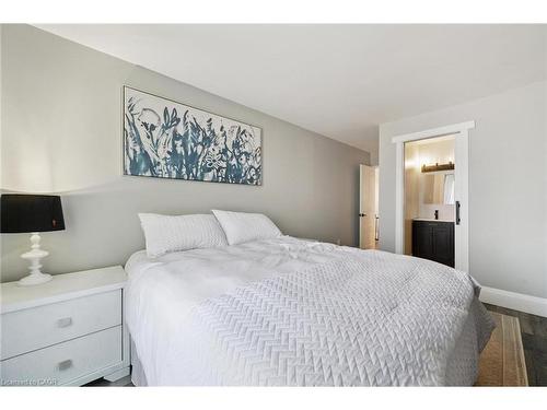2152 Pelee Boulevard, Oakville, ON - Indoor Photo Showing Bedroom