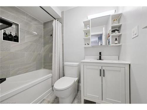 2152 Pelee Boulevard, Oakville, ON - Indoor Photo Showing Bathroom