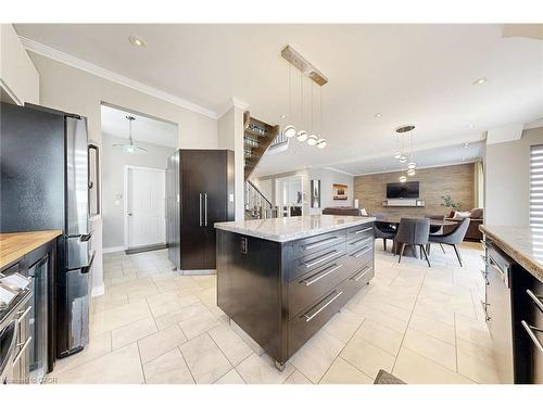 3205 Rolling Stone Court, Mississauga, ON - Indoor Photo Showing Kitchen With Upgraded Kitchen