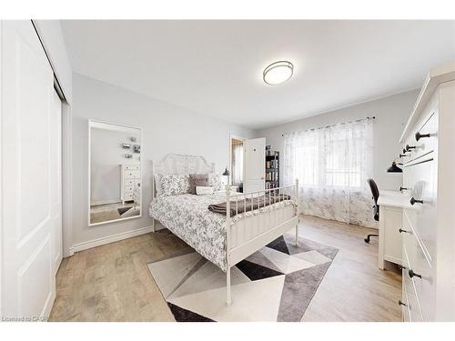 3205 Rolling Stone Court, Mississauga, ON - Indoor Photo Showing Bedroom