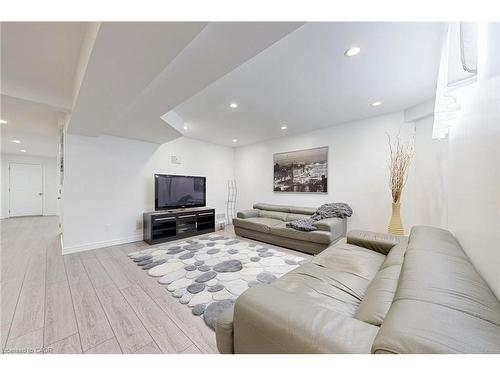 3205 Rolling Stone Court, Mississauga, ON - Indoor Photo Showing Living Room