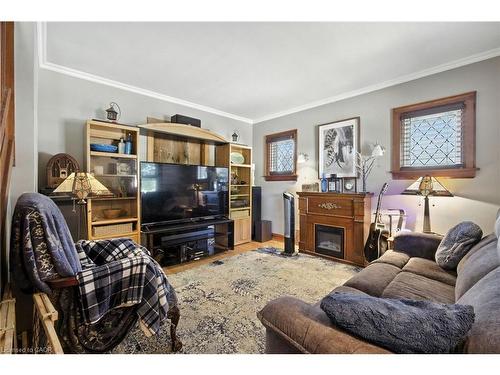 4 Lincoln Avenue, St. Catharines, ON - Indoor Photo Showing Living Room With Fireplace