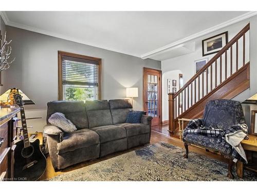 4 Lincoln Avenue, St. Catharines, ON - Indoor Photo Showing Living Room