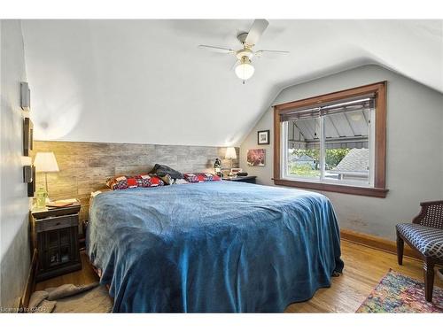 4 Lincoln Avenue, St. Catharines, ON - Indoor Photo Showing Bedroom