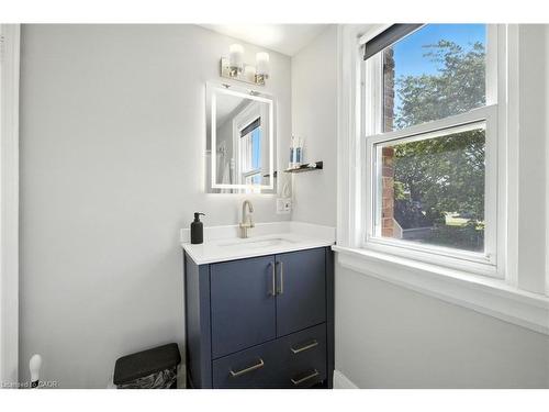 4 Lincoln Avenue, St. Catharines, ON - Indoor Photo Showing Bathroom