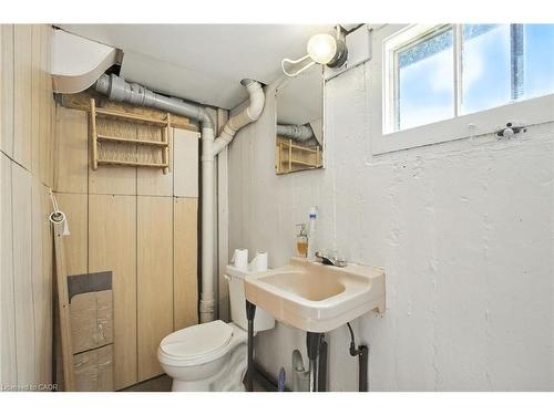 4 Lincoln Avenue, St. Catharines, ON - Indoor Photo Showing Bathroom