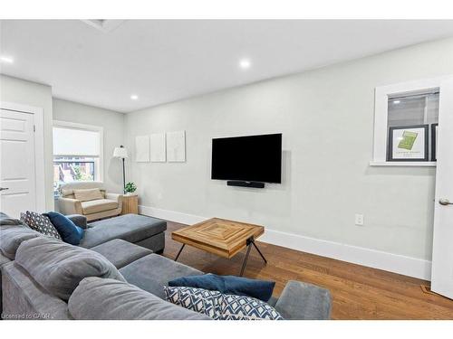 18 Park Row N, Hamilton, ON - Indoor Photo Showing Living Room