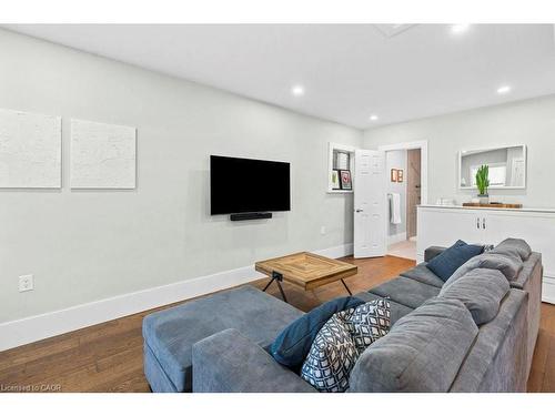 18 Park Row N, Hamilton, ON - Indoor Photo Showing Living Room