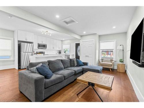 18 Park Row N, Hamilton, ON - Indoor Photo Showing Living Room