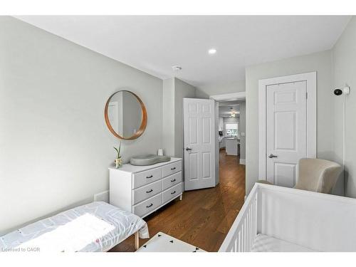 18 Park Row N, Hamilton, ON - Indoor Photo Showing Bedroom