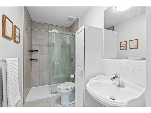 18 Park Row N, Hamilton, ON - Indoor Photo Showing Bathroom