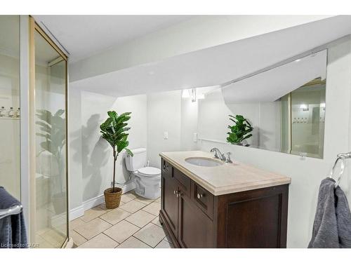 18 Park Row N, Hamilton, ON - Indoor Photo Showing Bathroom