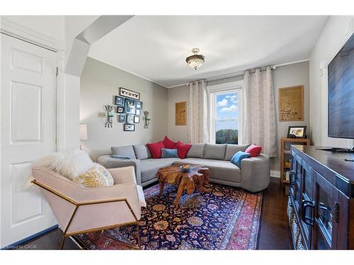 28 Mount Pleasant Street, Brantford, ON - Indoor Photo Showing Living Room
