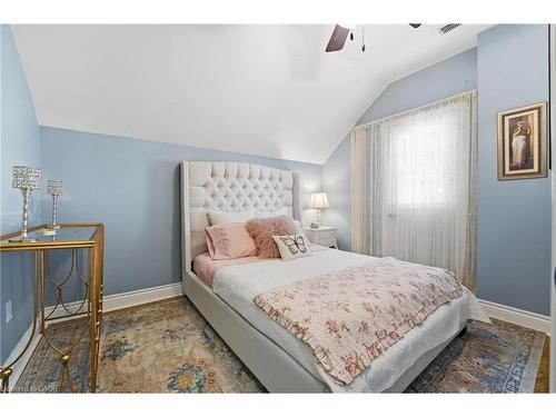 28 Mount Pleasant Street, Brantford, ON - Indoor Photo Showing Bedroom