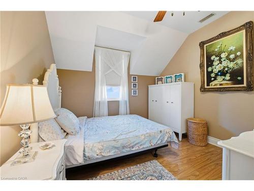 28 Mount Pleasant Street, Brantford, ON - Indoor Photo Showing Bedroom