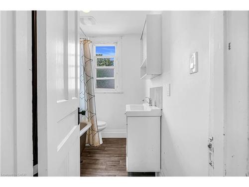 170 Grosvenor Avenue N, Hamilton, ON - Indoor Photo Showing Laundry Room