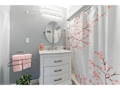 33 Bernard Street, Hamilton, ON - Indoor Photo Showing Bathroom