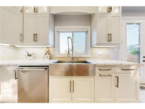 7 Riesling Court, Hamilton, ON - Indoor Photo Showing Kitchen With Upgraded Kitchen