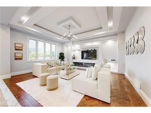 7 Riesling Court, Hamilton, ON - Indoor Photo Showing Living Room