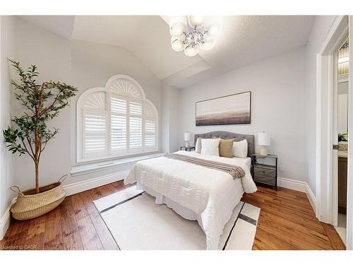 7 Riesling Court, Hamilton, ON - Indoor Photo Showing Bedroom