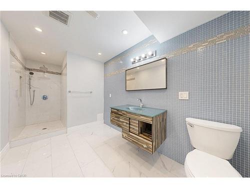 7 Riesling Court, Hamilton, ON - Indoor Photo Showing Bathroom