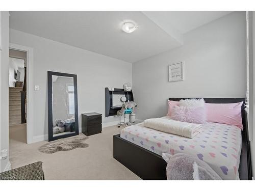 21-271 Grey Silo Road, Waterloo, ON - Indoor Photo Showing Bedroom