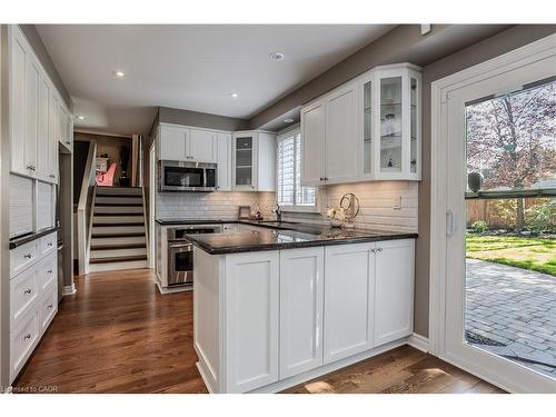 1858 Heather Hills Drive, Burlington, ON - Indoor Photo Showing Kitchen With Upgraded Kitchen