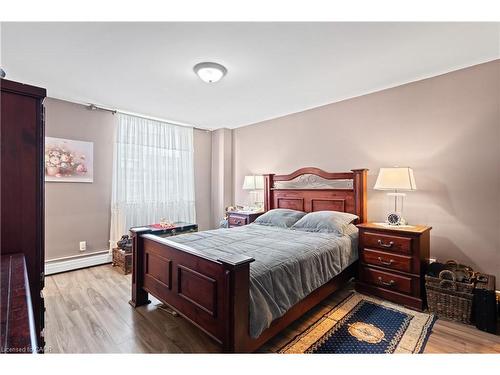 801-359 Geneva Street, St. Catharines, ON - Indoor Photo Showing Bedroom