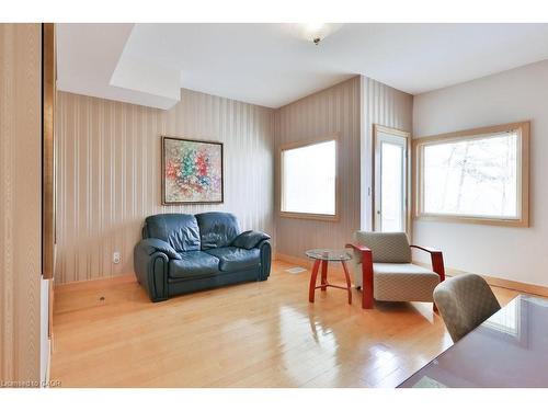 937 Whittier Crescent, Mississauga, ON - Indoor Photo Showing Living Room