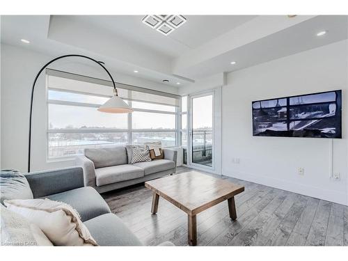 414-15 Prince Albert Boulevard, Kitchener, ON - Indoor Photo Showing Living Room