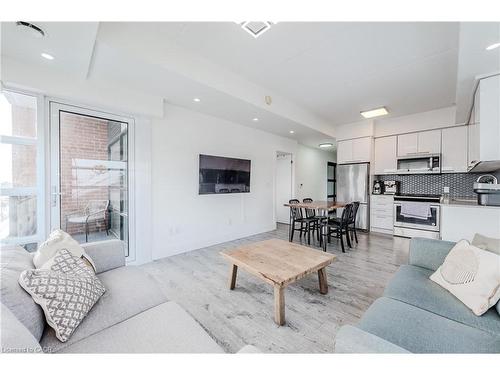 414-15 Prince Albert Boulevard, Kitchener, ON - Indoor Photo Showing Living Room