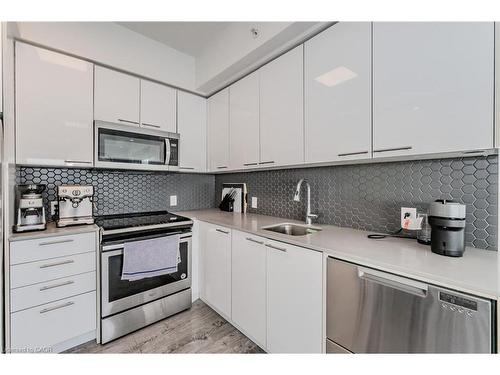 414-15 Prince Albert Boulevard, Kitchener, ON - Indoor Photo Showing Kitchen With Upgraded Kitchen