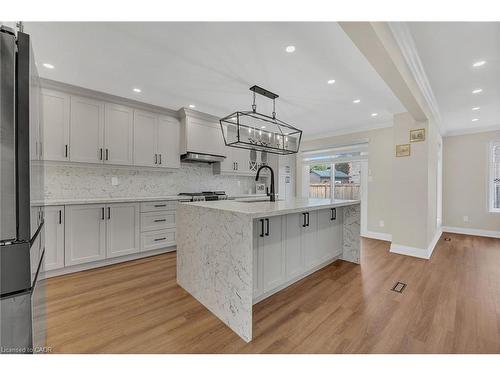 125 Valera Drive, Hamilton, ON - Indoor Photo Showing Kitchen With Upgraded Kitchen