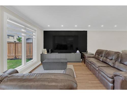 125 Valera Drive, Hamilton, ON - Indoor Photo Showing Living Room