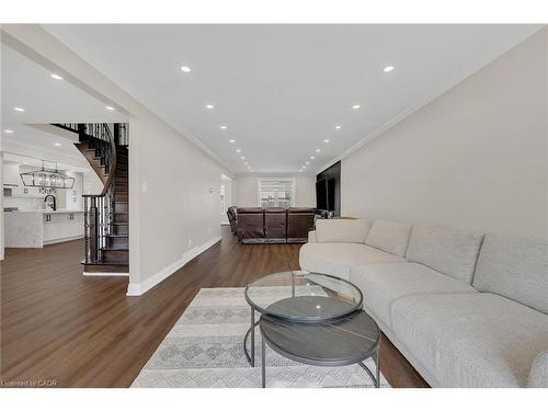 125 Valera Drive, Hamilton, ON - Indoor Photo Showing Living Room