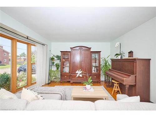 19 Secord Drive, Hamilton, ON - Indoor Photo Showing Living Room