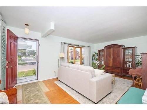 19 Secord Drive, Hamilton, ON - Indoor Photo Showing Living Room