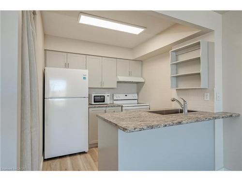 608-32 Tannery Street, Mississauga, ON - Indoor Photo Showing Kitchen