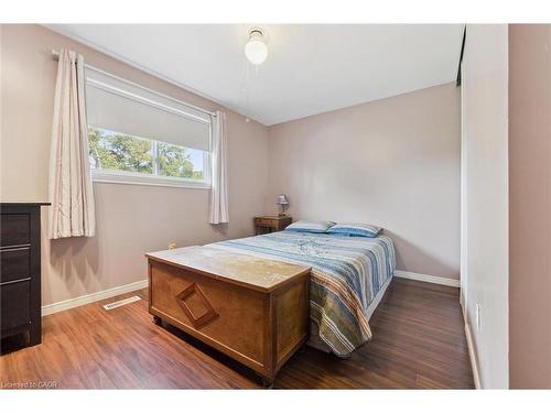 31 Saxony Circle, Cambridge, ON - Indoor Photo Showing Bedroom