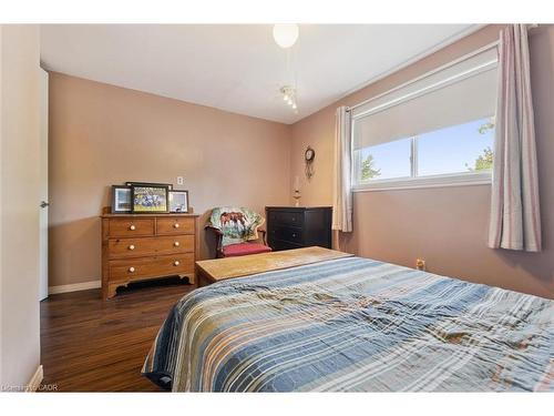 31 Saxony Circle, Cambridge, ON - Indoor Photo Showing Bedroom