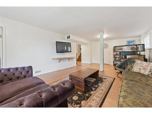 31 Saxony Circle, Cambridge, ON - Indoor Photo Showing Living Room