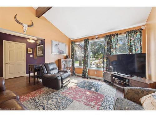 31 Saxony Circle, Cambridge, ON - Indoor Photo Showing Living Room