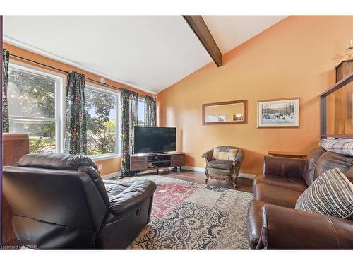 31 Saxony Circle, Cambridge, ON - Indoor Photo Showing Living Room