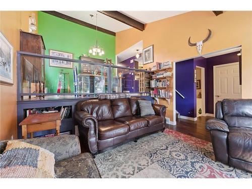 31 Saxony Circle, Cambridge, ON - Indoor Photo Showing Living Room