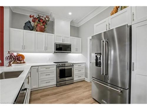 33 Sister Kern Terrace, Hamilton, ON - Indoor Photo Showing Kitchen With Upgraded Kitchen