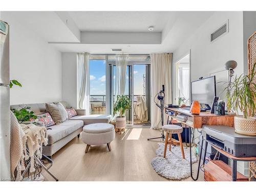 412-859 The Queensway, Toronto, ON - Indoor Photo Showing Living Room