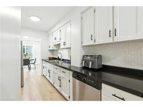4-2252 Walkers Line, Burlington, ON - Indoor Photo Showing Kitchen