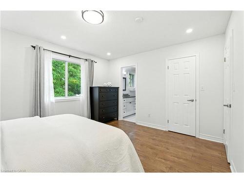 4-2252 Walkers Line, Burlington, ON - Indoor Photo Showing Bedroom